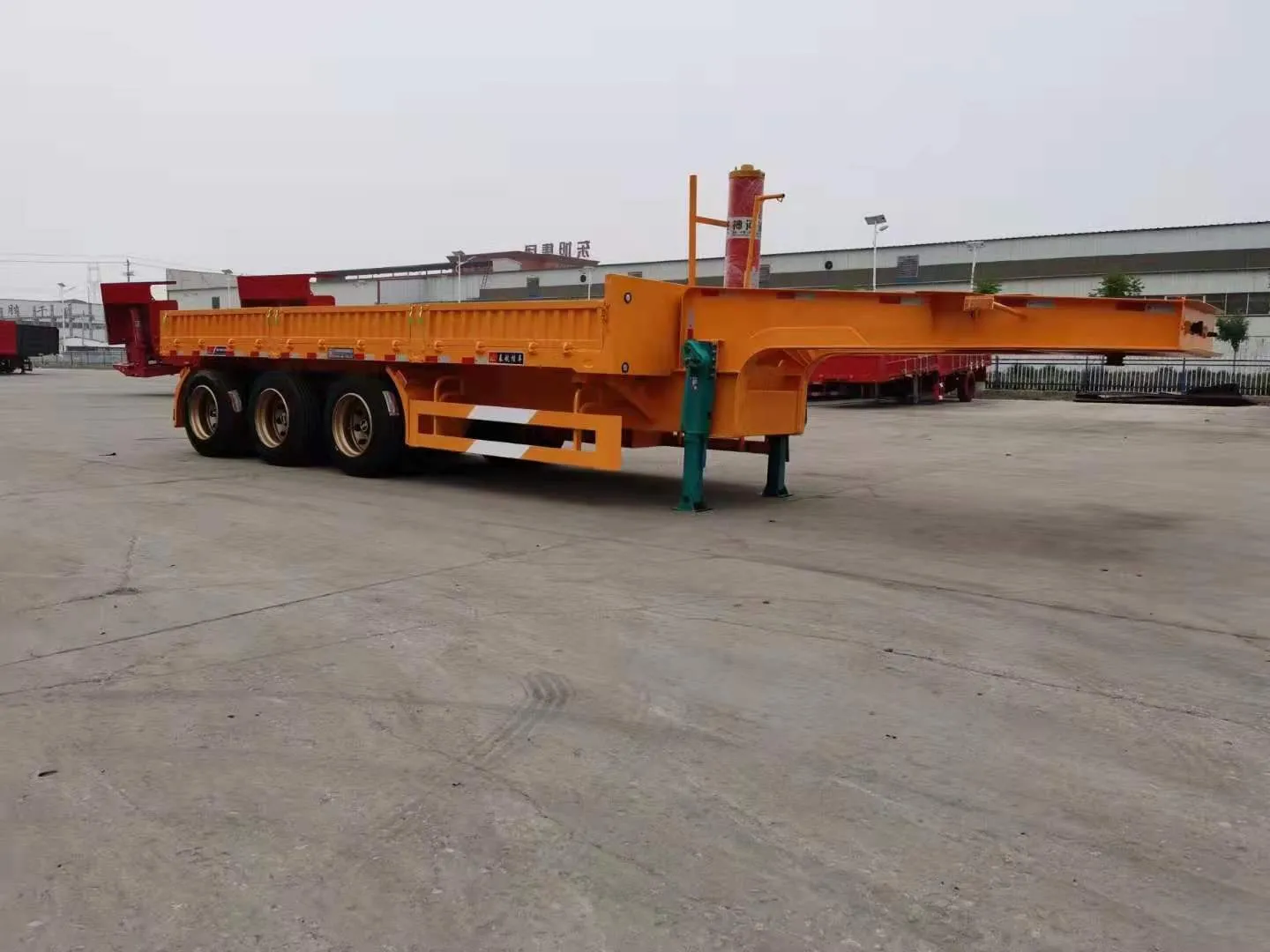 全新自卸后翻半挂运输车图片展示