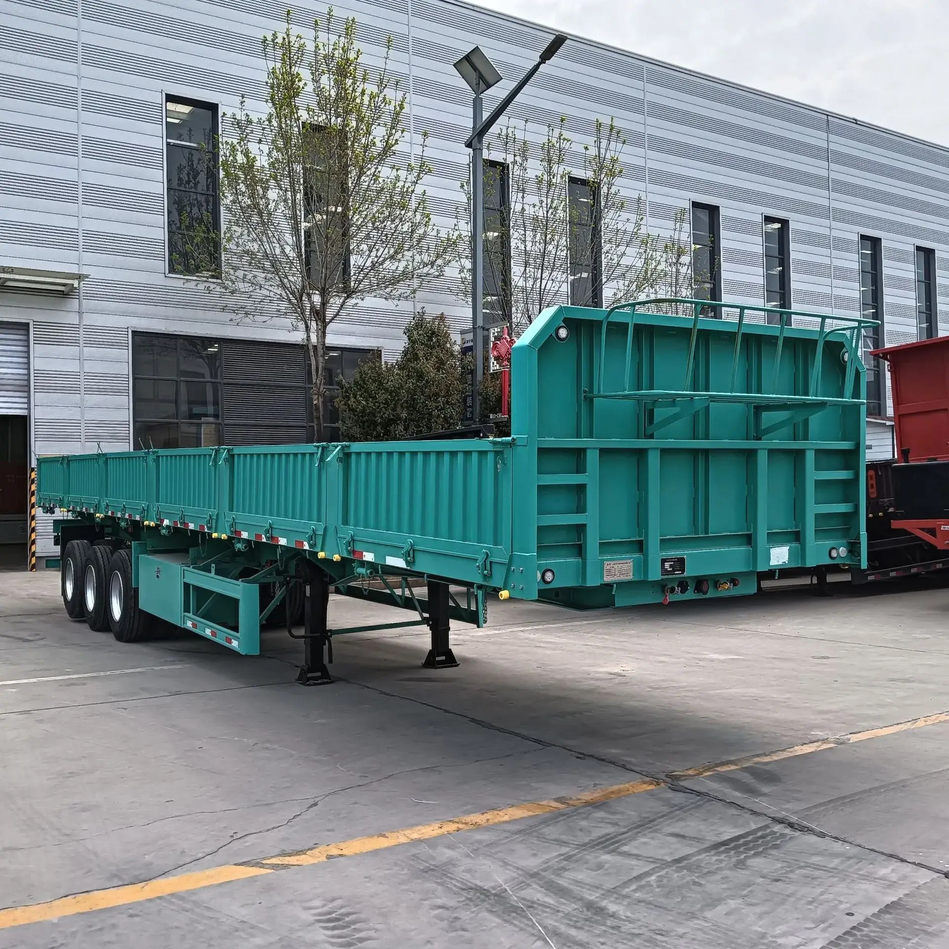 全新侧翻自卸半挂运输车图片展示